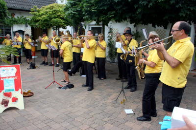 Orkest op bezoek op de camping